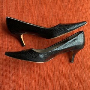 Bandolino Snake Pattern Black Pumps Size 8